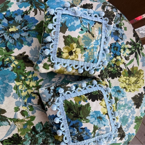 Handcrafted floral vintage circular tablecloth with 2 pillows - Picture 11 of 12